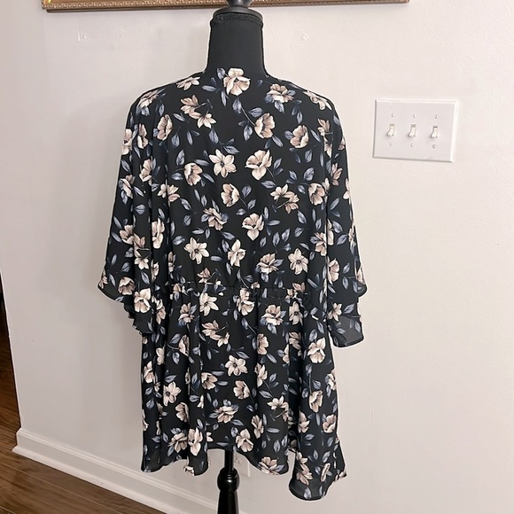 Torrid Plus Size Floral V Neck Tunic, Sz. 4. - Picture 3 of 8